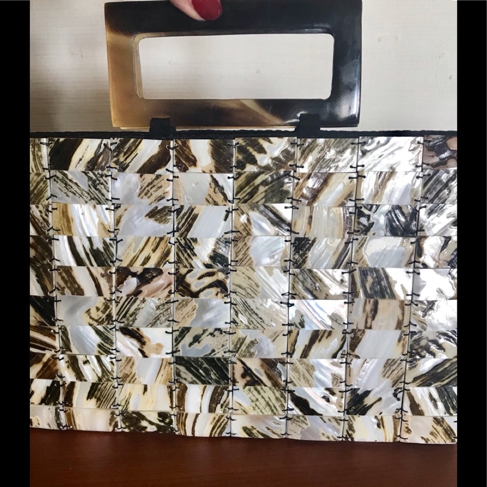 🎁🕎🎄Shiraleah shell bag looks amazing and new!